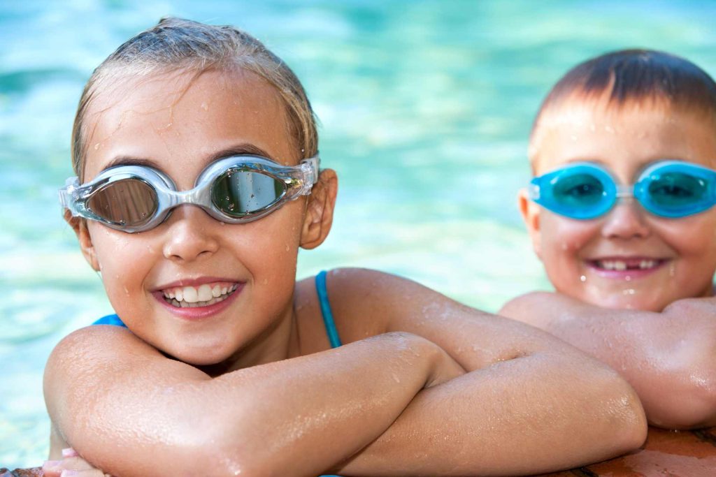 Should Your Children Wear Goggles While in the Swimming Pool