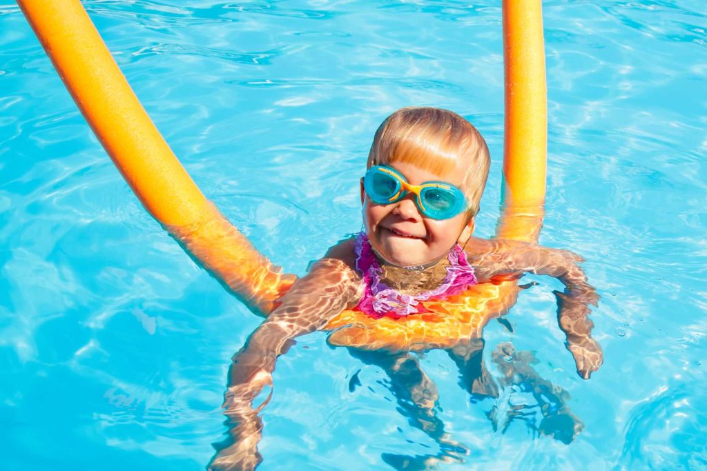 Should Your Children Wear Goggles While in the Swimming Pool (2)