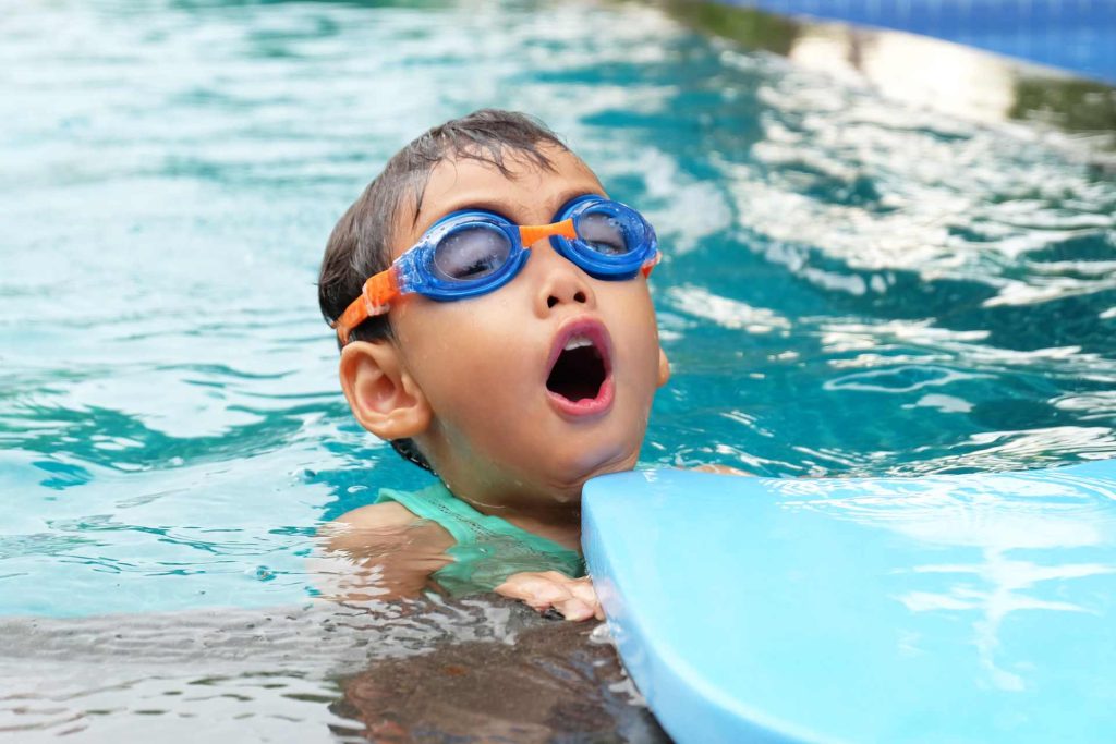 Should Your Children Wear Goggles While in the Swimming Pool (3)