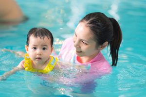 baby swimming (5)